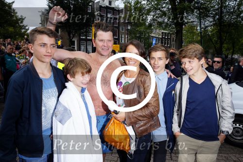 Amsterdam 6 september 2015
ALS Amsterdam City Swim in de grachten van Amsterdam met veel bekende nederlanders.
Beau v Erven Dorens wordt bij finish opgewacht door zijn vrouw Selly en hun 4 zoons