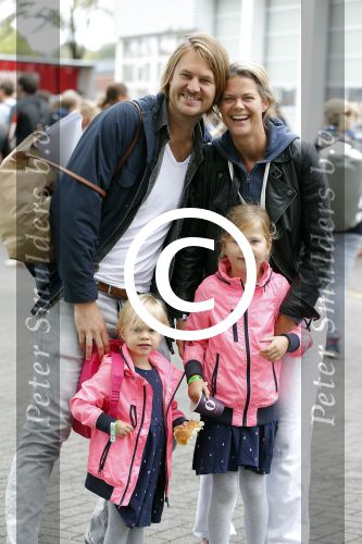 Amsterdam 6 september 2015
ALS Amsterdam City Swim in de grachten van Amsterdam met veel bekende nederlanders.
Boukje v d Pauw met man en kinderen
