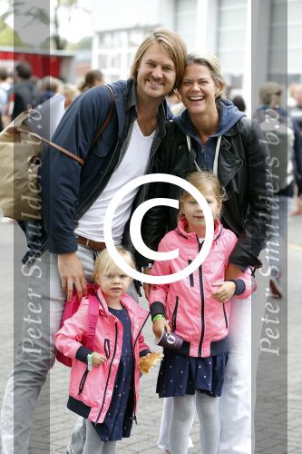 Amsterdam 6 september 2015
ALS Amsterdam City Swim in de grachten van Amsterdam met veel bekende nederlanders.
Boukje v d Pauw met man en kinderen