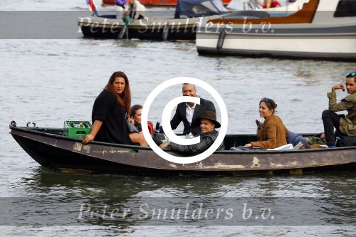 Amsterdam 19 augustus 2015 Div bn ers eten bij restaurant op brug bij sail. Buddy Jarie Robin Martens en Everon Jackson Hooi