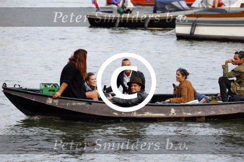 Amsterdam 19 augustus 2015 Div bn ers eten bij restaurant op brug bij sail. Buddy Jarie Robin Martens en Everon Jackson Hooi