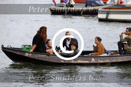Amsterdam 19 augustus 2015 Div bn ers eten bij restaurant op brug bij sail. Buddy Jarie Robin Martens en Everon Jackson Hooi