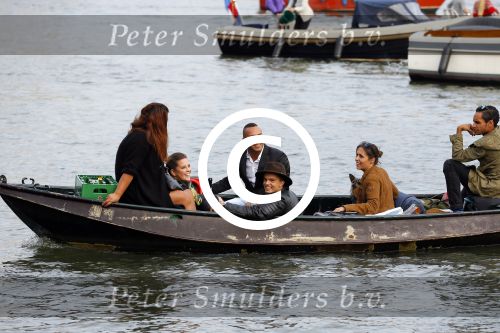 Amsterdam 19 augustus 2015 Div bn ers eten bij restaurant op brug bij sail. Buddy Jarie Robin Martens en Everon Jackson Hooi