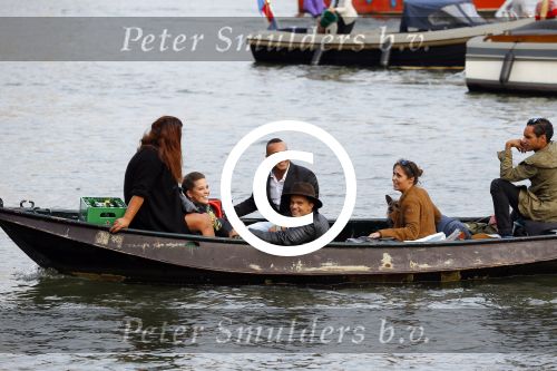 Amsterdam 19 augustus 2015 Div bn ers eten bij restaurant op brug bij sail. Buddy Jarie Robin Martens en Everon Jackson Hooi