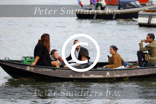 Amsterdam 19 augustus 2015 Div bn ers eten bij restaurant op brug bij sail. Buddy Jarie Robin Martens en Everon Jackson Hooi