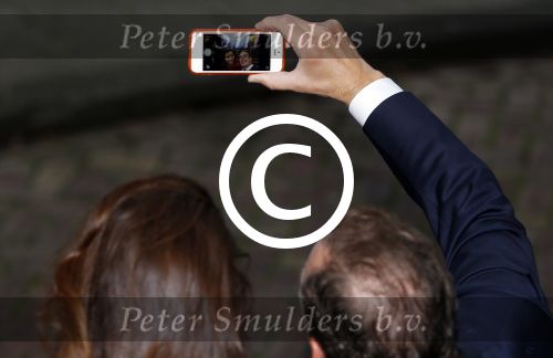 Amsterdam 31 augustus 2015 
Premiere meiden van de herengracht in het tropenmuseum. Carolien de Bruijn en erik de Vogel maken selfie