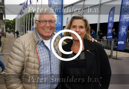 Amsterdam 6 september 2015
ALS Amsterdam City Swim in de grachten van Amsterdam met veel bekende nederlanders.
Pieter v d Hoogenband kwam samen met zijn vriendin Marie Jose Crooijmans. Ouders Pieter Cees Rein