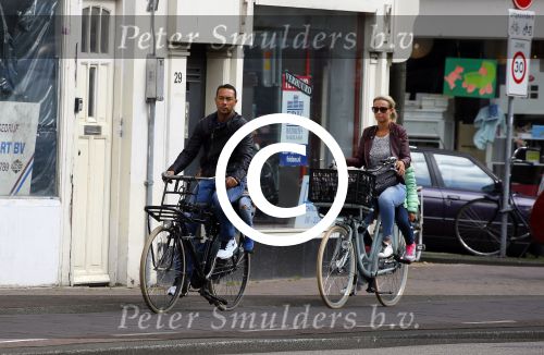 Amsterdam 1 september 2015 
Danny landzaat met vrouw en kinderen op de fiets in Amsterdam.