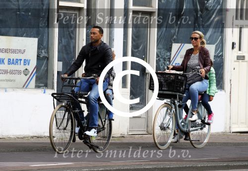 Amsterdam 1 september 2015 
Danny landzaat met vrouw en kinderen op de fiets in Amsterdam.