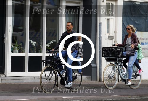 Amsterdam 1 september 2015 
Danny landzaat met vrouw en kinderen op de fiets in Amsterdam.