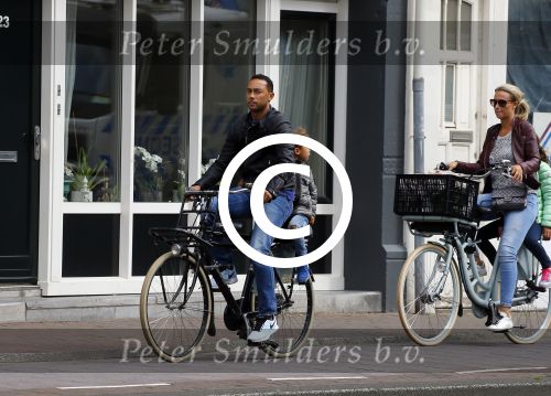 Amsterdam 1 september 2015 
Danny landzaat met vrouw en kinderen op de fiets in Amsterdam.