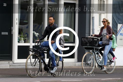 Amsterdam 1 september 2015 
Danny landzaat met vrouw en kinderen op de fiets in Amsterdam.