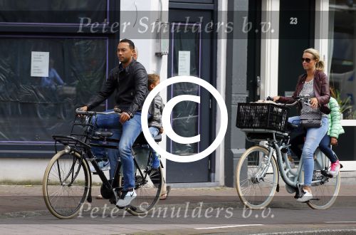 Amsterdam 1 september 2015 
Danny landzaat met vrouw en kinderen op de fiets in Amsterdam.