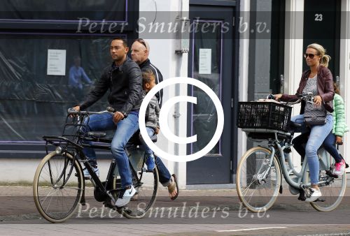 Amsterdam 1 september 2015 
Danny landzaat met vrouw en kinderen op de fiets in Amsterdam.