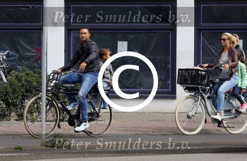 Amsterdam 1 september 2015 
Danny landzaat met vrouw en kinderen op de fiets in Amsterdam.