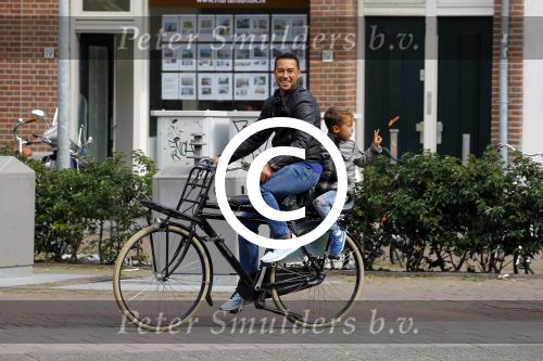 Amsterdam 1 september 2015 
Danny landzaat met vrouw en kinderen op de fiets in Amsterdam.