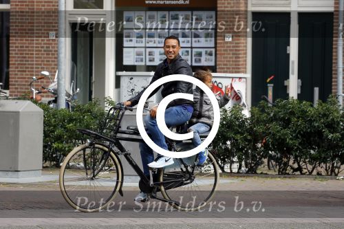 Amsterdam 1 september 2015 
Danny landzaat met vrouw en kinderen op de fiets in Amsterdam.