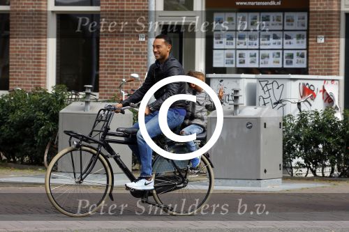 Amsterdam 1 september 2015 
Danny landzaat met vrouw en kinderen op de fiets in Amsterdam.