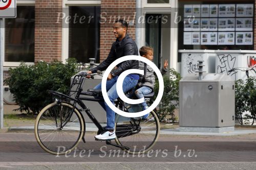 Amsterdam 1 september 2015 
Danny landzaat met vrouw en kinderen op de fiets in Amsterdam.
