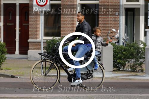 Amsterdam 1 september 2015 
Danny landzaat met vrouw en kinderen op de fiets in Amsterdam.