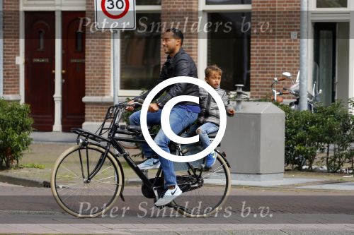 Amsterdam 1 september 2015 
Danny landzaat met vrouw en kinderen op de fiets in Amsterdam.