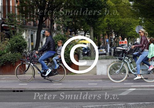 Amsterdam 1 september 2015 
Danny landzaat met vrouw en kinderen op de fiets in Amsterdam.