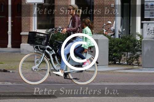Amsterdam 1 september 2015 
Danny landzaat met vrouw en kinderen op de fiets in Amsterdam.