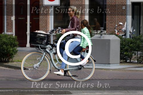 Amsterdam 1 september 2015 
Danny landzaat met vrouw en kinderen op de fiets in Amsterdam.