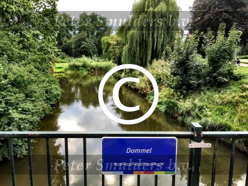Eindhoven, 2 September 2015
Nauurlijk riviertje de Dommel met stromend water.