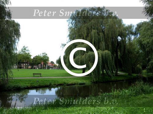 Eindhoven, 2 September 2015
Nauurlijk riviertje de Dommel met stromend water.