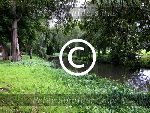 Eindhoven, 2 September 2015
Nauurlijk riviertje de Dommel met stromend water.