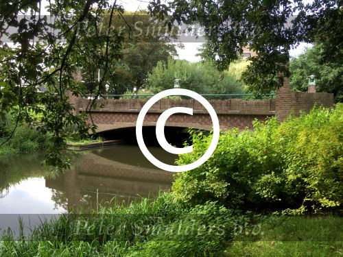 Eindhoven, 2 September 2015
Nauurlijk riviertje de Dommel met stromend water.
