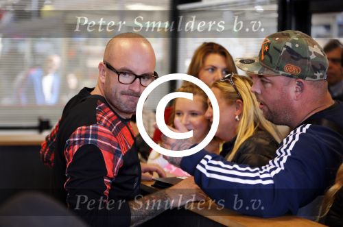 Beverwijk 13 september 2015
Dean Saunders heeft een nieuwe tatooshop geopend op de beverwijkse bazaar. Zijn broer Ben en vader Dean Sr werken er ook.