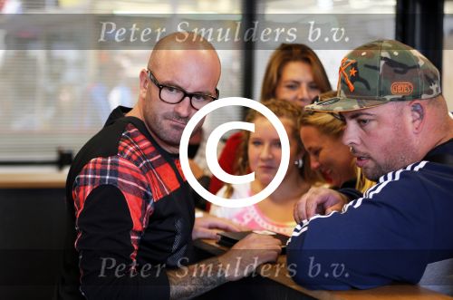 Beverwijk 13 september 2015
Dean Saunders heeft een nieuwe tatooshop geopend op de beverwijkse bazaar. Zijn broer Ben en vader Dean Sr werken er ook.