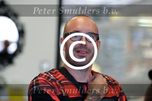 Beverwijk 13 september 2015
Dean Saunders heeft een nieuwe tatooshop geopend op de beverwijkse bazaar. Zijn broer Ben en vader Dean Sr werken er ook.