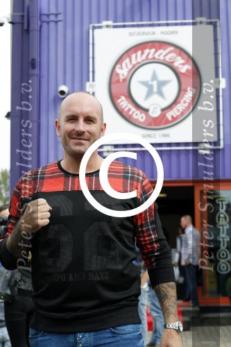 Beverwijk 13 september 2015
Dean Saunders heeft een nieuwe tatooshop geopend op de beverwijkse bazaar. Zijn broer Ben en vader Dean Sr werken er ook.