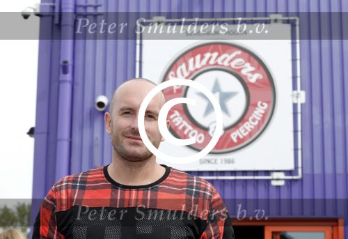 Beverwijk 13 september 2015
Dean Saunders heeft een nieuwe tatooshop geopend op de beverwijkse bazaar. Zijn broer Ben en vader Dean Sr werken er ook.