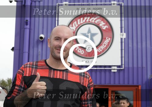 Beverwijk 13 september 2015
Dean Saunders heeft een nieuwe tatooshop geopend op de beverwijkse bazaar. Zijn broer Ben en vader Dean Sr werken er ook.