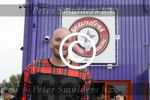 Beverwijk 13 september 2015
Dean Saunders heeft een nieuwe tatooshop geopend op de beverwijkse bazaar. Zijn broer Ben en vader Dean Sr werken er ook.