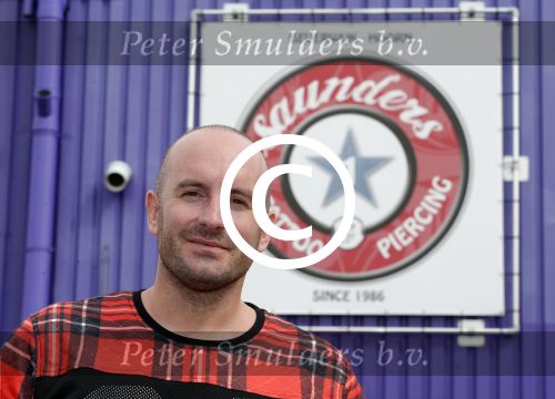 Beverwijk 13 september 2015
Dean Saunders heeft een nieuwe tatooshop geopend op de beverwijkse bazaar. Zijn broer Ben en vader Dean Sr werken er ook.
