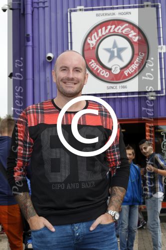 Beverwijk 13 september 2015
Dean Saunders heeft een nieuwe tatooshop geopend op de beverwijkse bazaar. Zijn broer Ben en vader Dean Sr werken er ook.