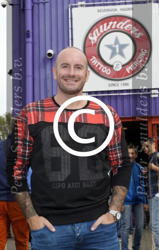 Beverwijk 13 september 2015
Dean Saunders heeft een nieuwe tatooshop geopend op de beverwijkse bazaar. Zijn broer Ben en vader Dean Sr werken er ook.