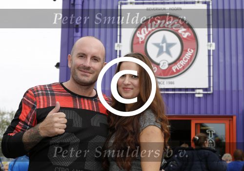 Beverwijk 13 september 2015
Dean Saunders heeft een nieuwe tatooshop geopend op de beverwijkse bazaar. Zijn broer Ben en vader Dean Sr werken er ook. Dean met zijn nieuwe vriendin Dana