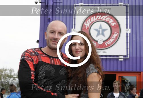 Beverwijk 13 september 2015
Dean Saunders heeft een nieuwe tatooshop geopend op de beverwijkse bazaar. Zijn broer Ben en vader Dean Sr werken er ook. Dean met zijn nieuwe vriendin Dana