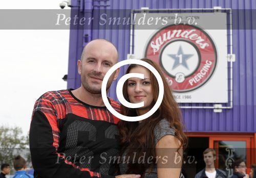 Beverwijk 13 september 2015
Dean Saunders heeft een nieuwe tatooshop geopend op de beverwijkse bazaar. Zijn broer Ben en vader Dean Sr werken er ook. Dean met zijn nieuwe vriendin Dana