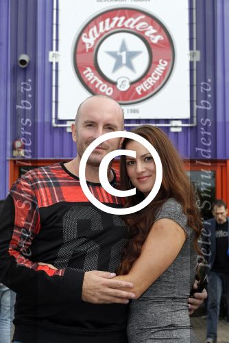 Beverwijk 13 september 2015
Dean Saunders heeft een nieuwe tatooshop geopend op de beverwijkse bazaar. Zijn broer Ben en vader Dean Sr werken er ook. Dean met zijn nieuwe vriendin Dana
