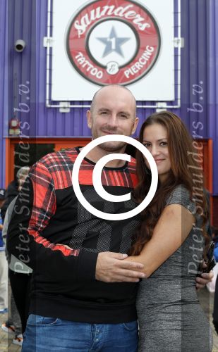 Beverwijk 13 september 2015
Dean Saunders heeft een nieuwe tatooshop geopend op de beverwijkse bazaar. Zijn broer Ben en vader Dean Sr werken er ook. Dean met zijn nieuwe vriendin Dana