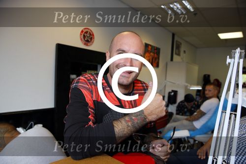 Beverwijk 13 september 2015
Dean Saunders heeft een nieuwe tatooshop geopend op de beverwijkse bazaar. Zijn broer Ben en vader Dean Sr werken er ook.