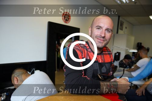 Beverwijk 13 september 2015
Dean Saunders heeft een nieuwe tatooshop geopend op de beverwijkse bazaar. Zijn broer Ben en vader Dean Sr werken er ook.