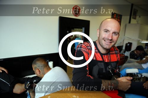 Beverwijk 13 september 2015
Dean Saunders heeft een nieuwe tatooshop geopend op de beverwijkse bazaar. Zijn broer Ben en vader Dean Sr werken er ook.